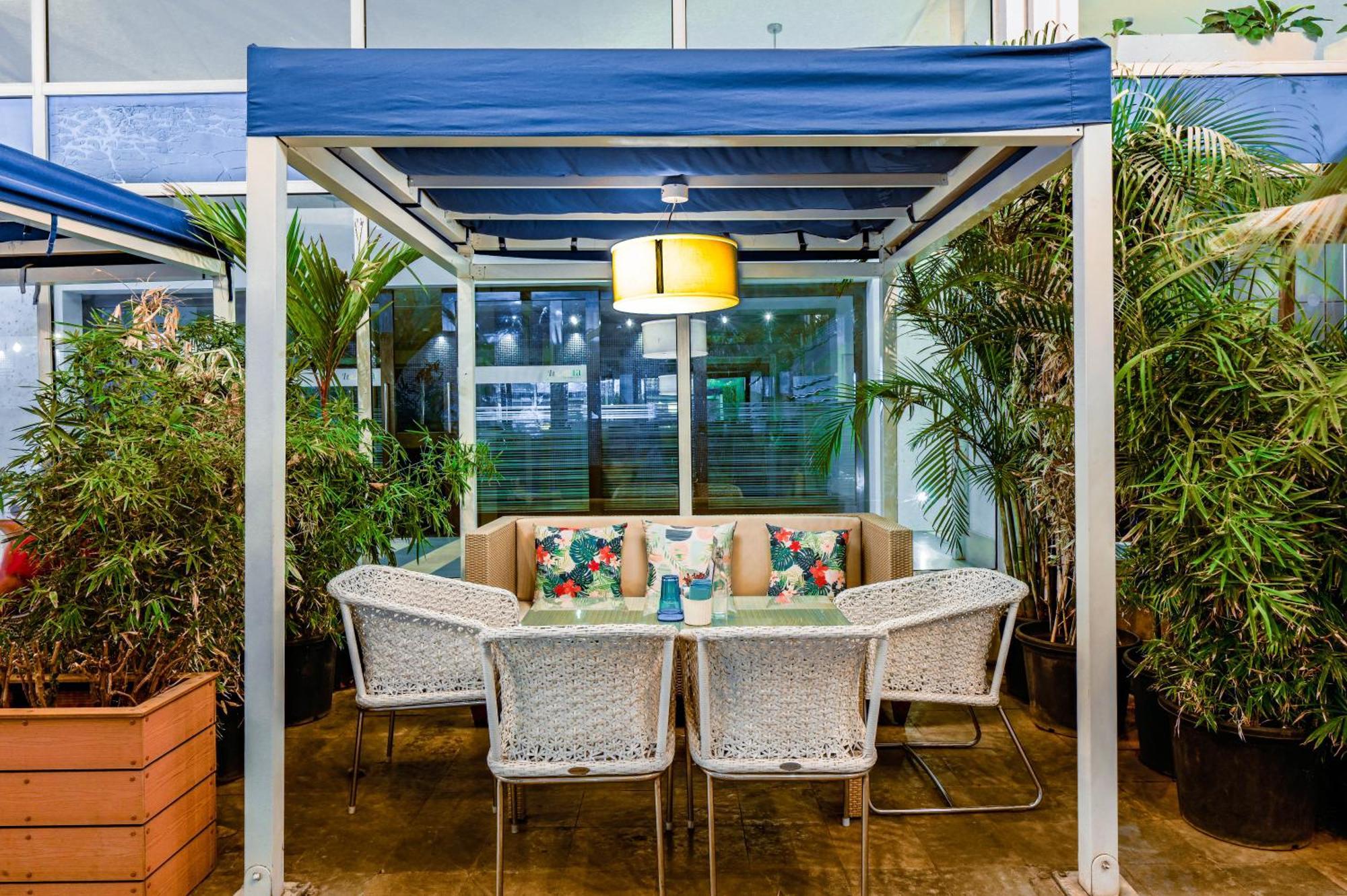 The Park Bangalore, Mg Road Dış mekan fotoğraf A pergola in a restaurant