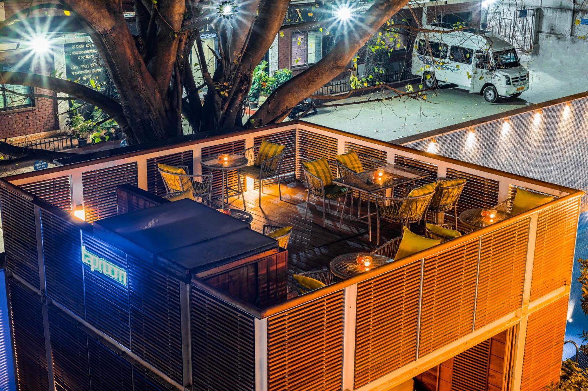 The Park Bangalore, Mg Road Dış mekan fotoğraf The patio at the restaurant