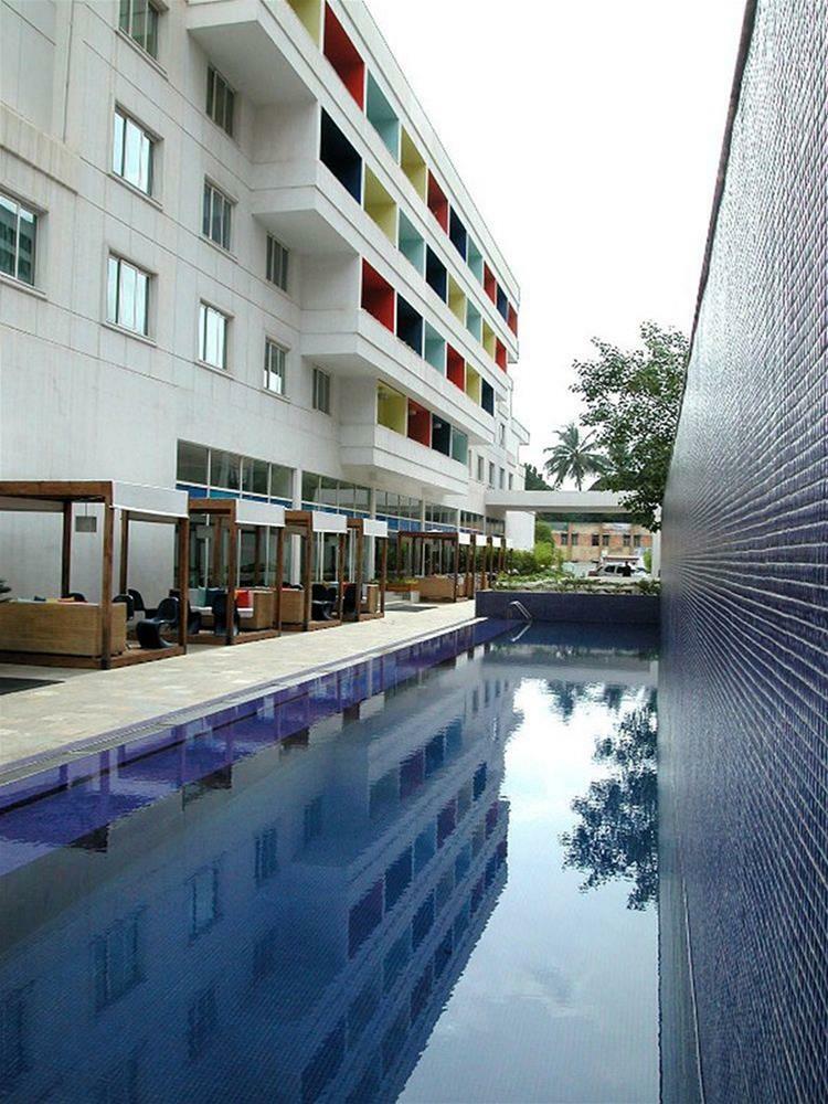 The Park Bangalore, Mg Road Dış mekan fotoğraf The hotel's pool